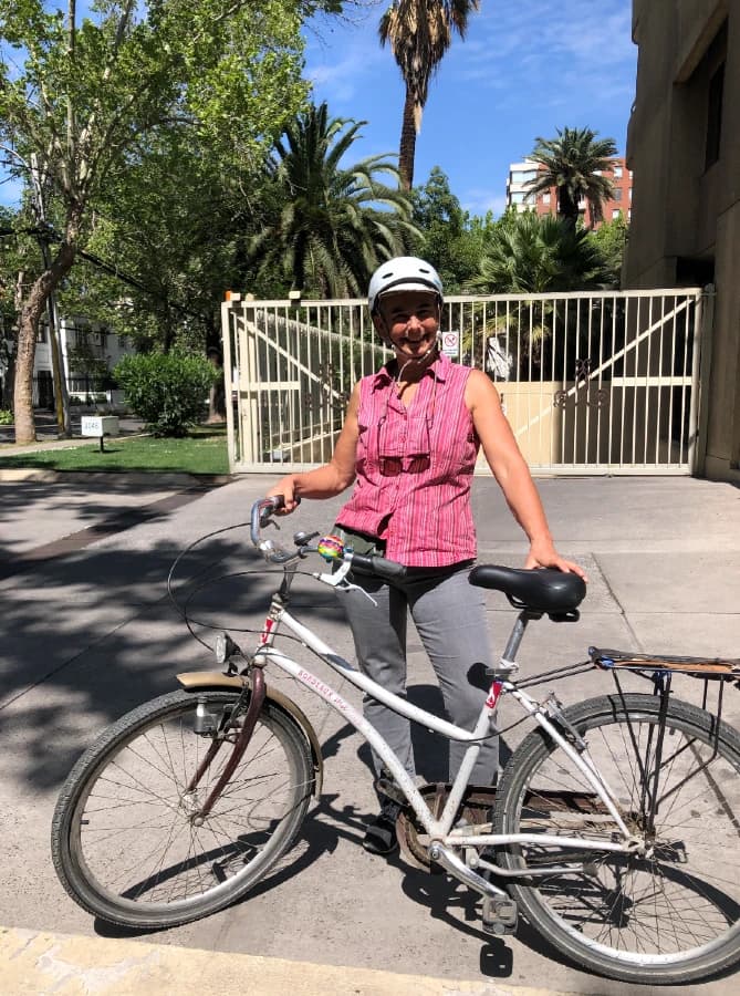 <span style="font-weight: 400;">Caroline Soubiran in Santiago de Chile using the famous Bordeaux Bike (2022).</span>