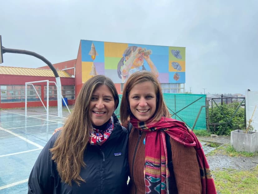 <span style="font-weight: 400;">Macarena Concha and Paula Jofre in Lota (Chile), celebrating the new mural entitled "The Astonishment" by Piero Maturana, which highlights a girl and Gaia reaching beyond the horizon. (2023).</span>