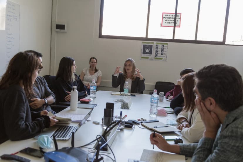 <span style="font-weight: 400;">ERIS science meeting, Patricia Tissera explaining galaxy evolution (Santiago, 2022)</span>